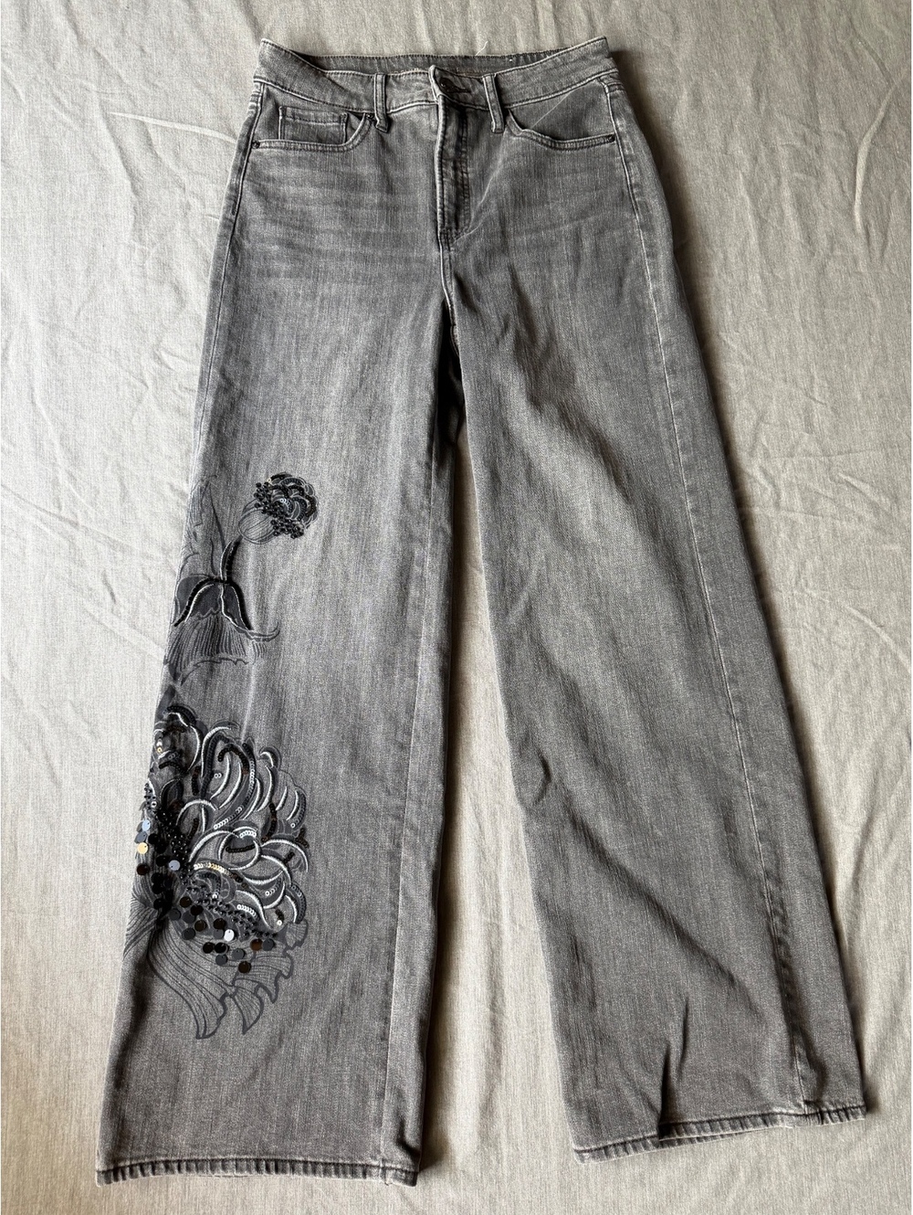 Chico's Printed High Rise Wide Leg Jeans Gray Wash Size 6R Flower Embellished